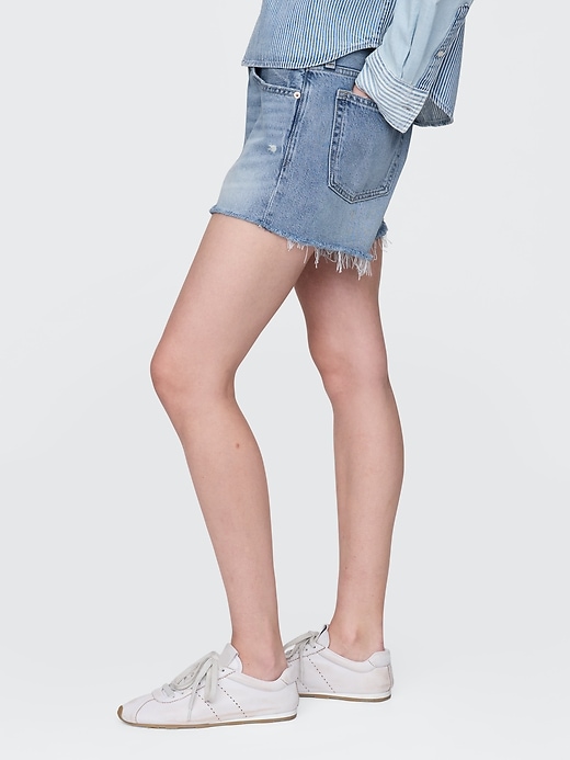 L'image numéro 3 présente Short décontracté taille basse moyenne en denim coupé Douceur suprême, entrejambe de 10 cm