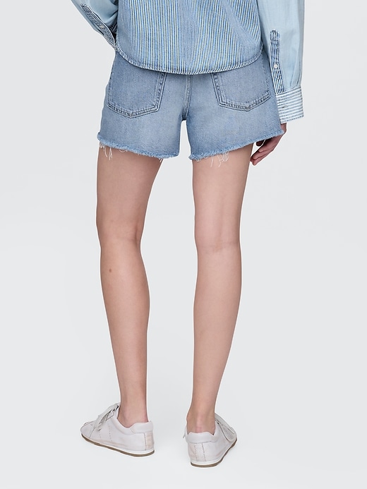 L'image numéro 4 présente Short décontracté taille basse moyenne en denim coupé Douceur suprême, entrejambe de 10 cm