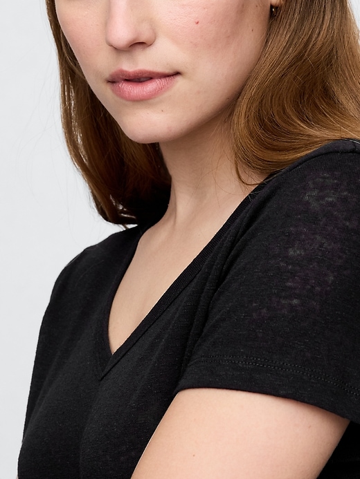 Image number 4 showing, Linen-Blend V-Neck Crop T-Shirt