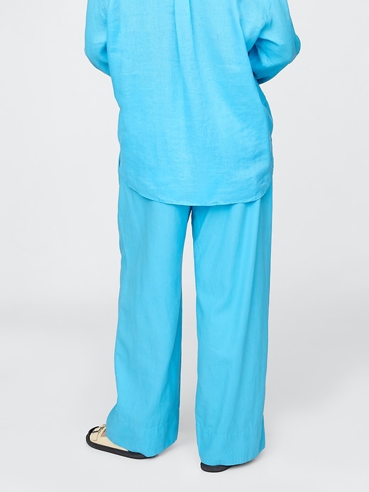 L'image numéro 6 présente Pantalon confort à ourlet large en mélange de lin