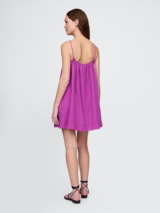 L'image numéro 2 présente Robe trapèze en gaze froissée brodée