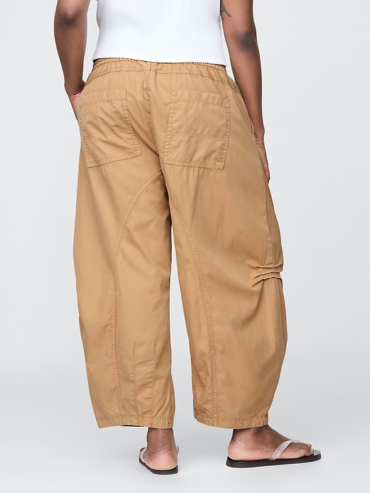 L'image numéro 6 présente Pantalon coupe baril à taille basse moyenne en sergé