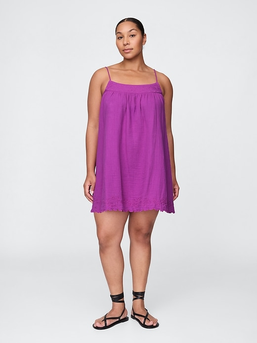 L'image numéro 4 présente Robe trapèze en gaze froissée brodée