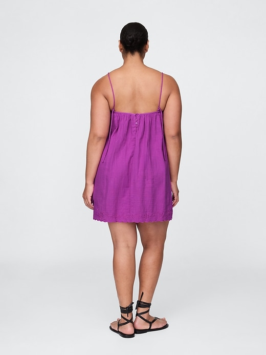 L'image numéro 5 présente Robe trapèze en gaze froissée brodée