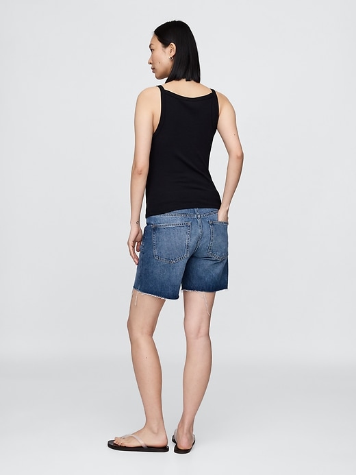 L'image numéro 2 présente Bermuda en denim avec panneau intégral de Maternité, entrejambe de 18 cm