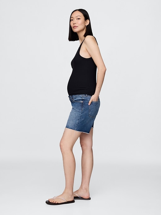 L'image numéro 3 présente Bermuda en denim avec panneau intégral de Maternité, entrejambe de 18 cm