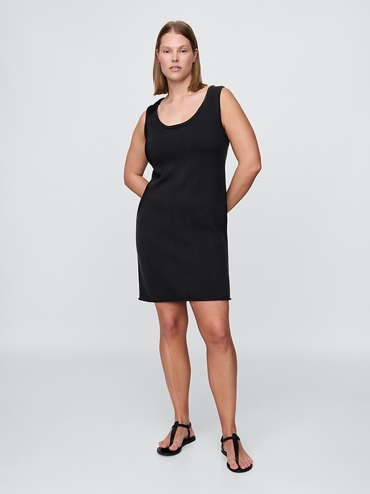 L'image numéro 4 présente Robe courte en tricot côtelé