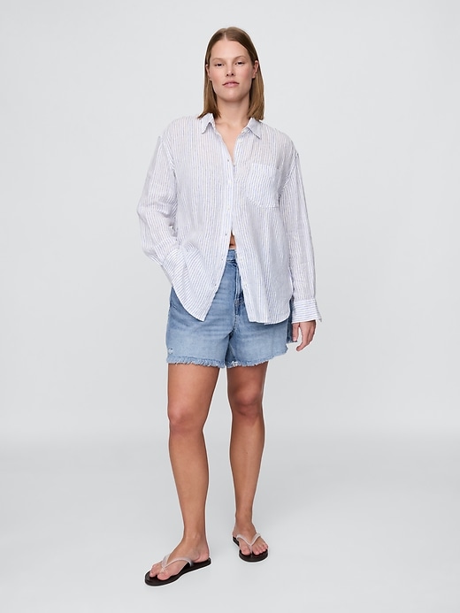 L'image numéro 5 présente Short décontracté taille basse moyenne en denim coupé Douceur suprême, entrejambe de 10 cm