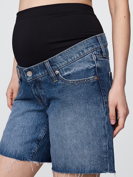 L'image numéro 4 présente Bermuda en denim avec panneau intégral de Maternité, entrejambe de 18 cm