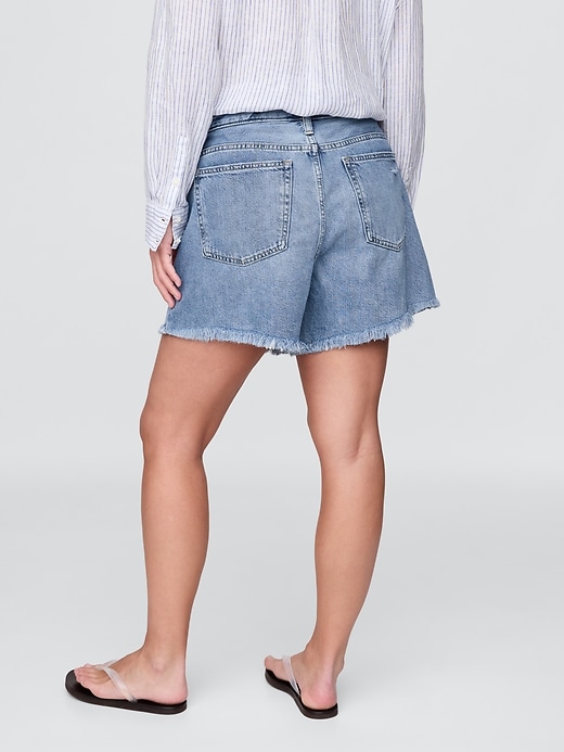 L'image numéro 6 présente Short décontracté taille basse moyenne en denim coupé Douceur suprême, entrejambe de 10 cm