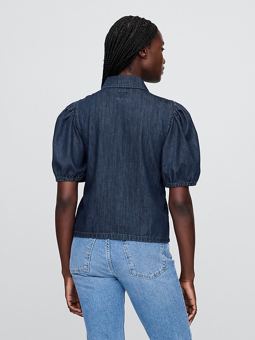L'image numéro 3 présente Chemisier en denim à manches bouffantes