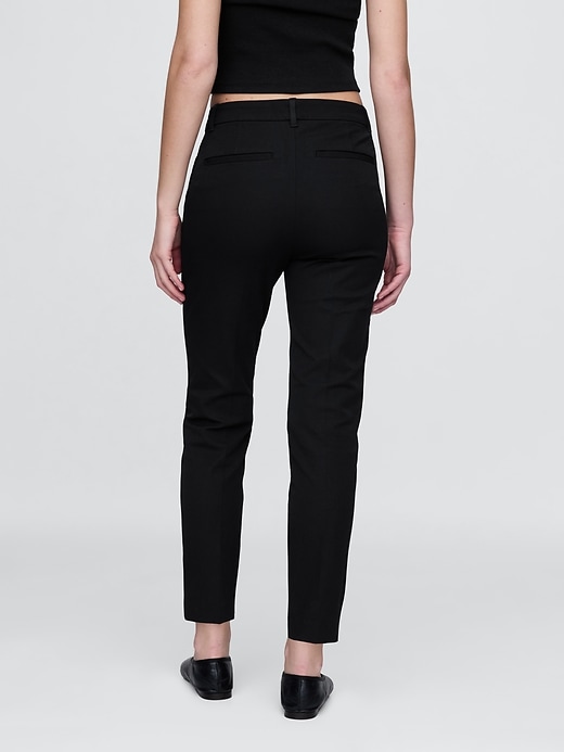 L'image numéro 4 présente Pantalon étroit bi-extensible à taille basse moyenne, longueur cheville