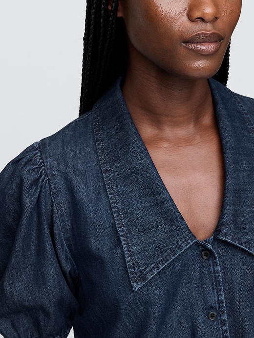 L'image numéro 5 présente Chemisier en denim à manches bouffantes