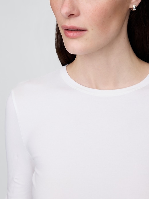 L'image numéro 5 présente T-shirt moulant en jersey