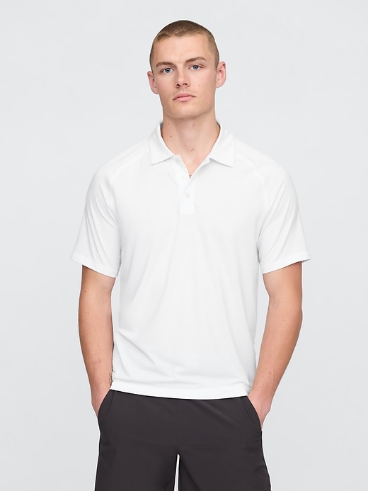 L'image numéro 1 présente Polo de sport GapFit en tissu recyclé