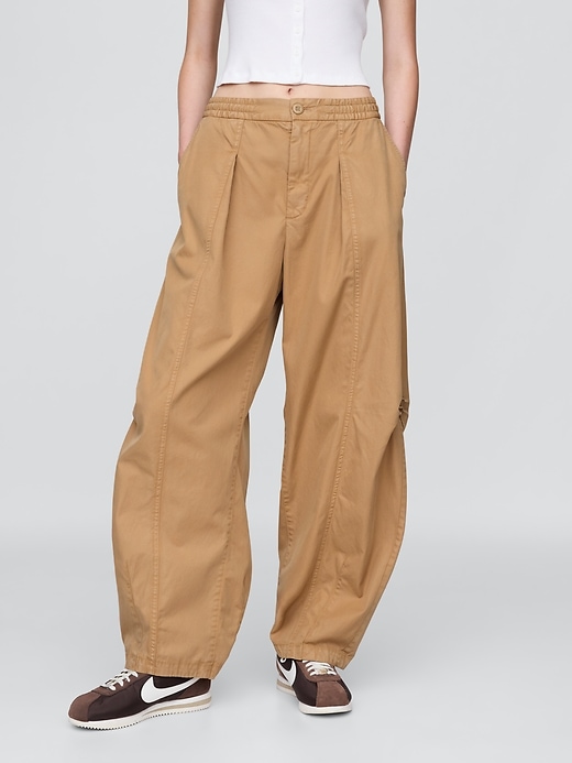 L'image numéro 2 présente Pantalon coupe baril à taille basse moyenne en sergé