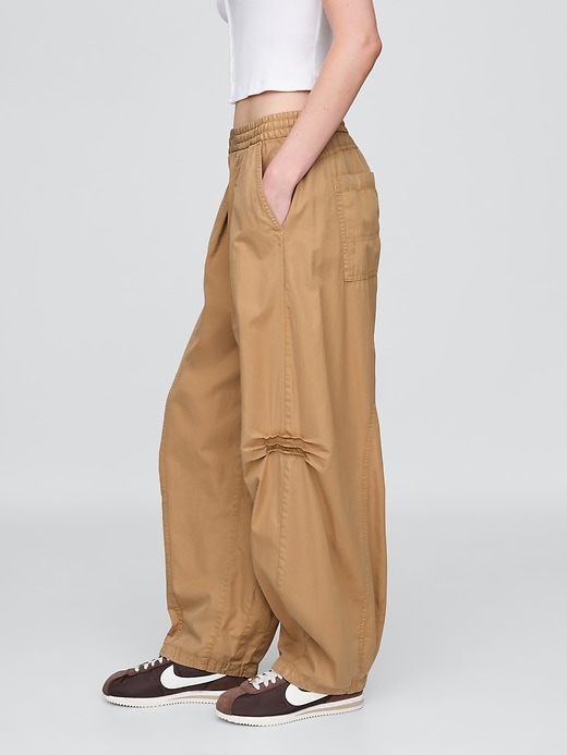 L'image numéro 3 présente Pantalon coupe baril à taille basse moyenne en sergé