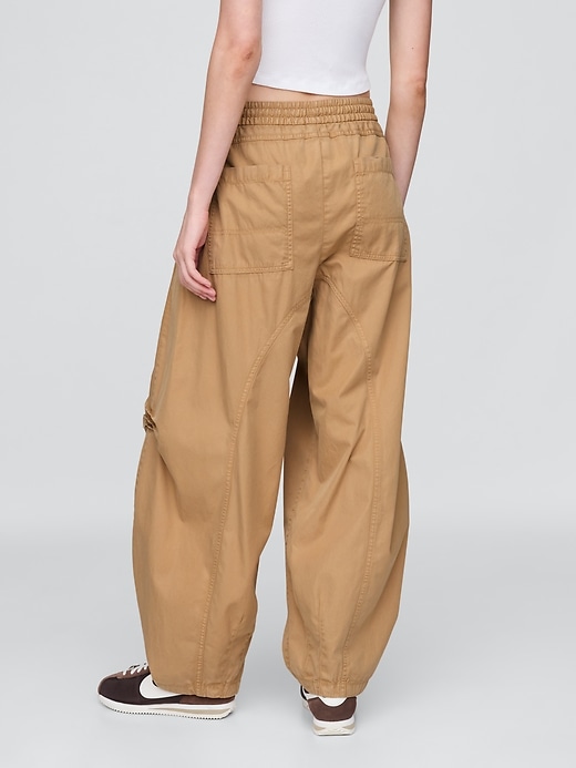 L'image numéro 4 présente Pantalon coupe baril à taille basse moyenne en sergé