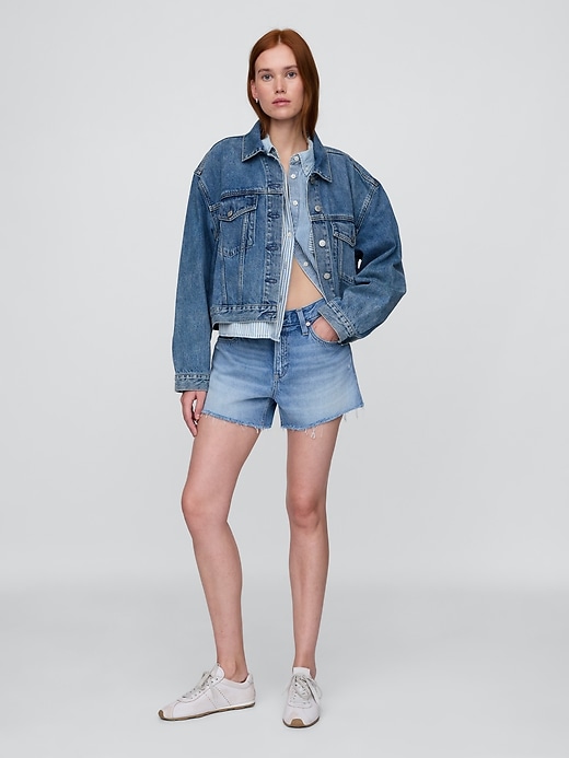 L'image numéro 1 présente Short décontracté taille basse moyenne en denim coupé Douceur suprême, entrejambe de 10 cm