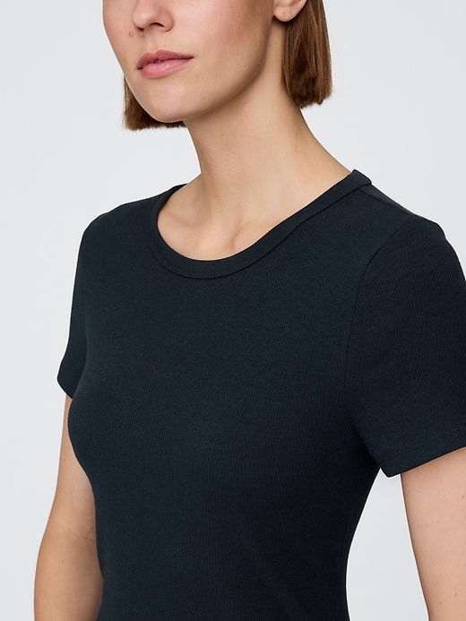 L'image numéro 4 présente Robe t-shirt longue côtelée moderne