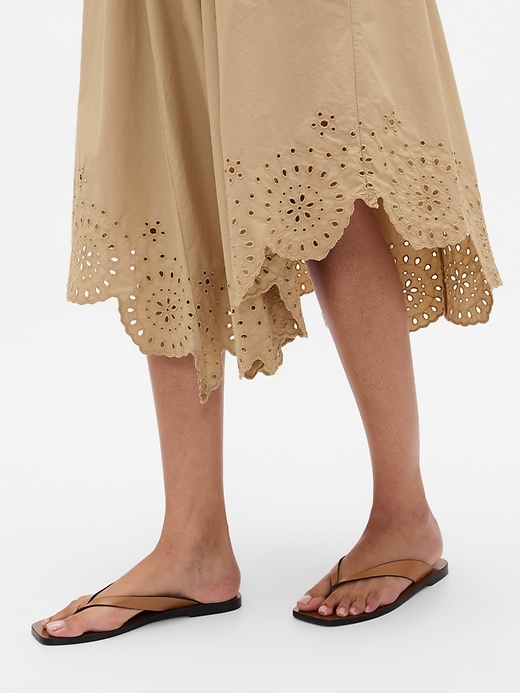 L'image numéro 6 présente Robe mi-longue à ourlet festonné en matières mixtes