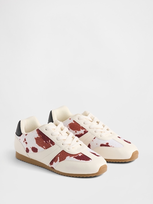 L'image numéro 2 présente Chaussures de sport à imprimé de vache pour Enfant