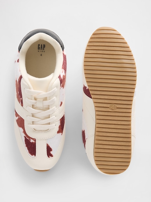 L'image numéro 3 présente Chaussures de sport à imprimé de vache pour Enfant