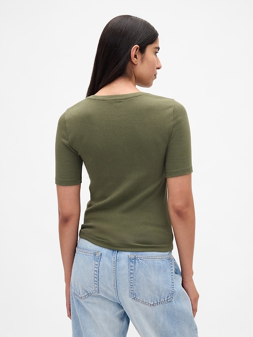 L'image numéro 3 présente T-shirt ras du cou moderne