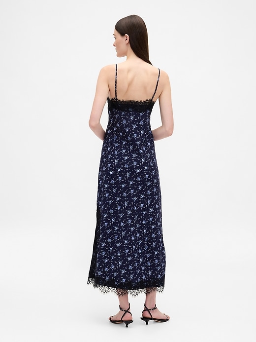 L'image numéro 2 présente Robe longue à fines bretelles et à garniture en dentelle