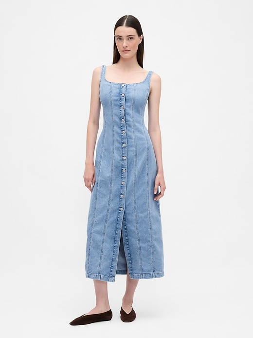 L'image numéro 1 présente Robe longue à boutons en denim à coutures apparentes