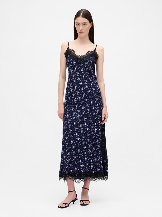 L'image numéro 1 présente Robe longue à fines bretelles et à garniture en dentelle