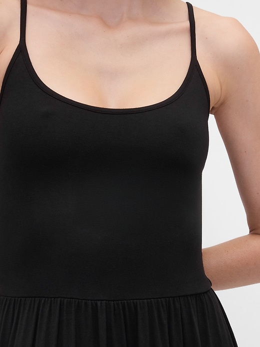 L'image numéro 4 présente Robe longue à encolure dégagée