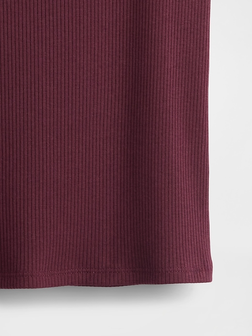 L'image numéro 4 présente T-shirt court moderne finement côtelé à encolure dégagée