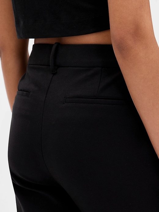 L'image numéro 8 présente Pantalon étroit court à taille haute en tricot point de Rome