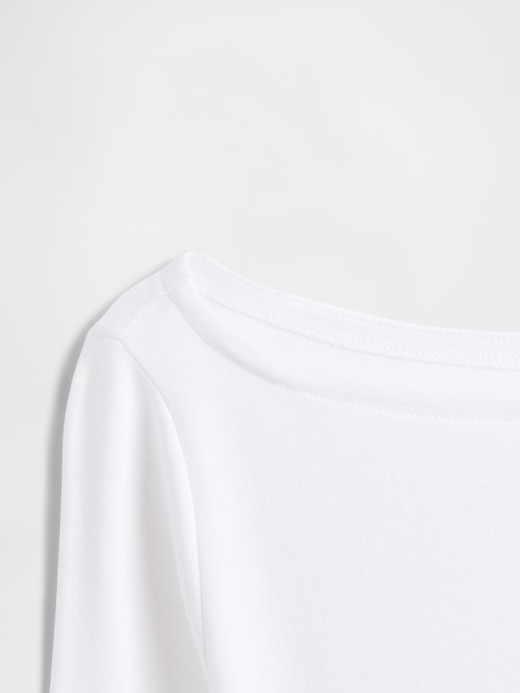 L'image numéro 4 présente T-shirt moderne à encolure bateau