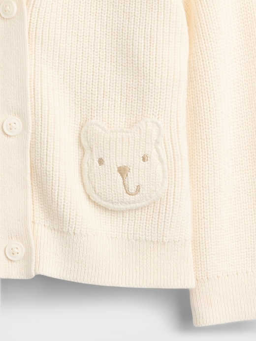 L'image numéro 3 présente Cardigan à poches avec imprimé d’ourson pour Bébé