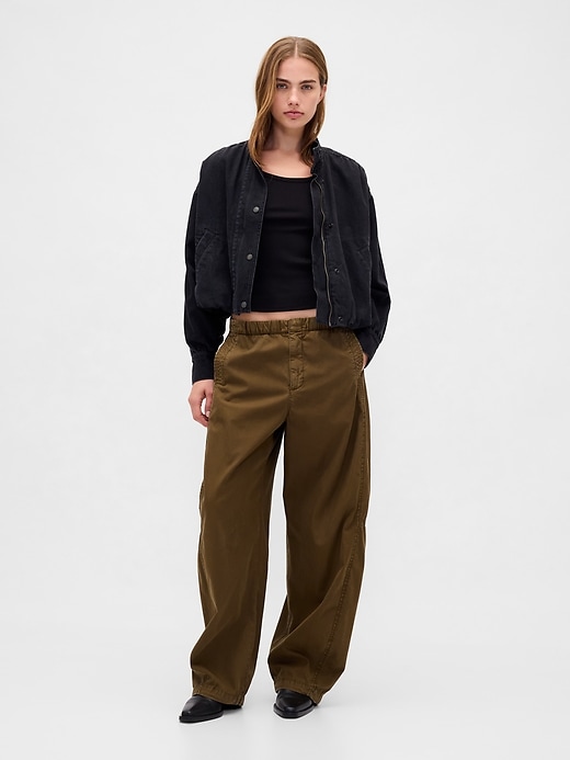 L'image numéro 2 présente T-shirt court moderne finement côtelé à encolure dégagée