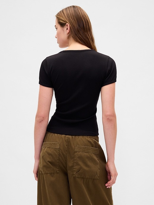 L'image numéro 3 présente T-shirt court moderne finement côtelé à encolure dégagée