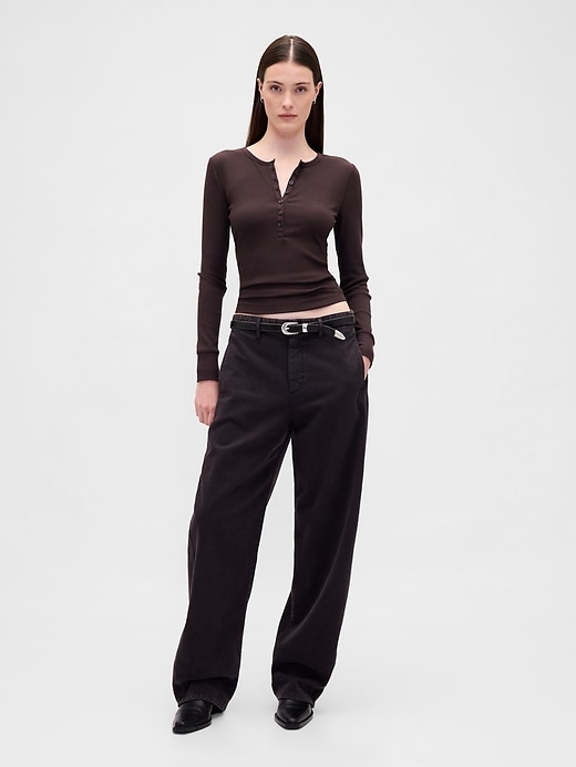 L'image numéro 2 présente T-shirt henley côtelé moderne