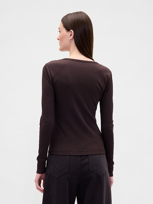 L'image numéro 3 présente T-shirt henley côtelé moderne