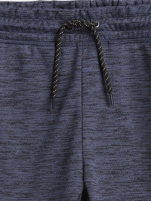 L'image numéro 5 présente Pantalon de jogging étroit GapFit Tech pour Enfant