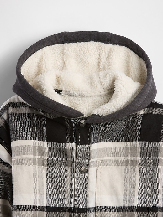 L'image numéro 6 présente Veste-chemise à capuchon en flanelle doublée de sherpa pour Enfant