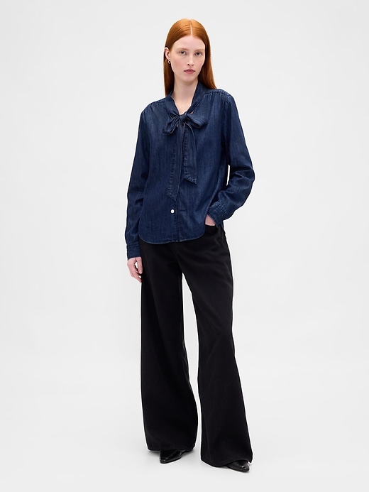 L'image numéro 2 présente Chemisier en denim à col écharpe