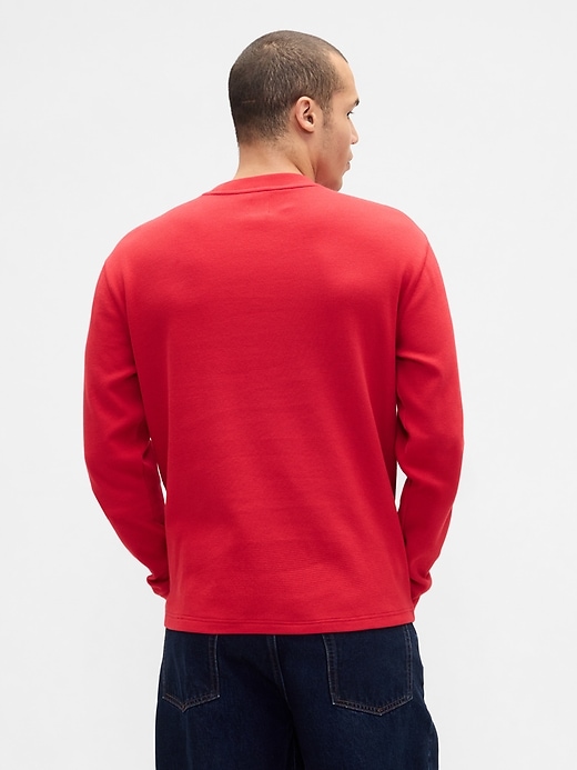 L'image numéro 3 présente T-shir tras du cou en tissu gaufré