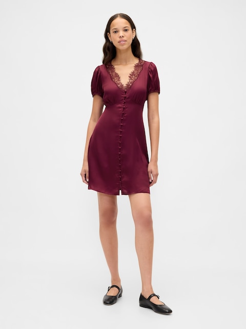 ROBE COURTE EN SATIN À COL EN V AVEC BORDURE EN DENTELLE
