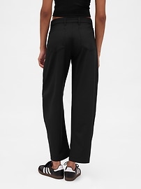Image number 4 showing, GapFit Mid Rise Lined Runaround Barrel Pants
