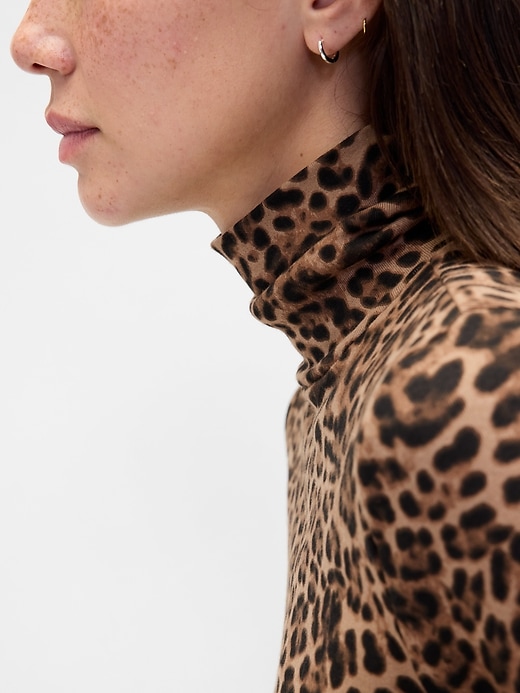 Image number 4 showing, Modern Turtleneck