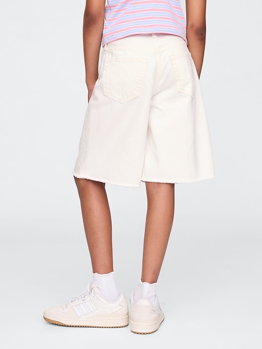 L'image numéro 4 présente Bermuda en denim à taille basse moyenne pour Enfant