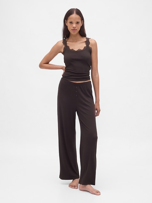 L'image numéro 2 présente Camisole de pyjama en dentelle finement côtelée