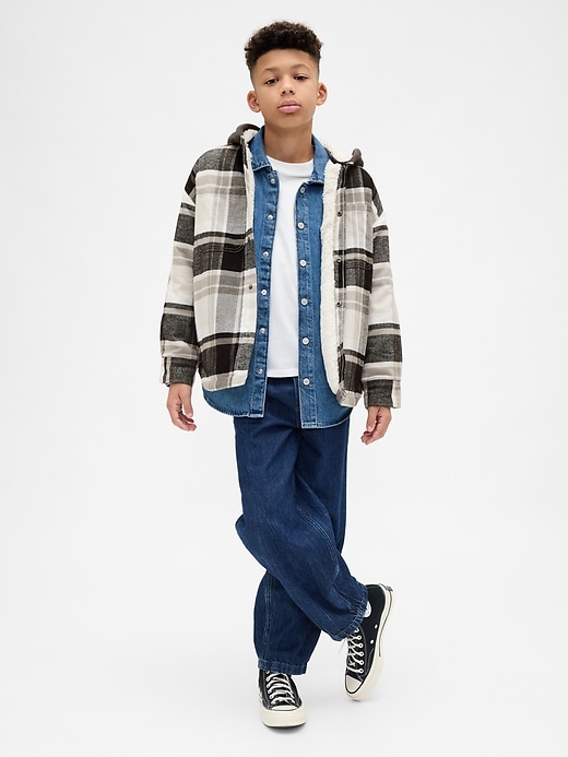 L'image numéro 4 présente Veste-chemise à capuchon en flanelle doublée de sherpa pour Enfant